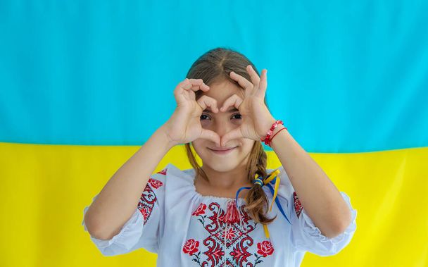 fille ukrainienne enfant dans vyshyvanka. Concentration sélective. Enfant.. - Photo, image