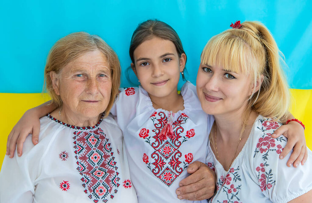 Grootmoeder en kleindochters in Oekraïense kleren. Selectieve focus. Mensen. - Foto, afbeelding