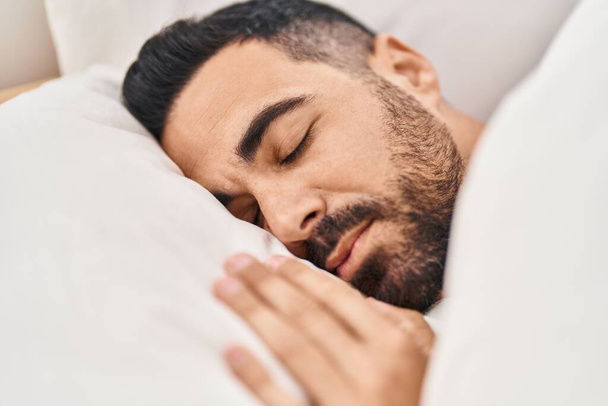 Νεαρός Ισπανός ξαπλωμένος στο κρεβάτι κοιμάται στην κρεβατοκάμαρα. - Φωτογραφία, εικόνα