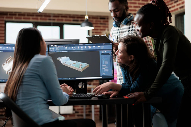 Medewerkers van creatieve agentschappen brainstormen samen om oplossingen te vinden om de 3D-scene te optimaliseren. Digitale kunstenaars werken samen met behulp van geavanceerde gespecialiseerde software om mesh geometrie te verbeteren. - Foto, afbeelding