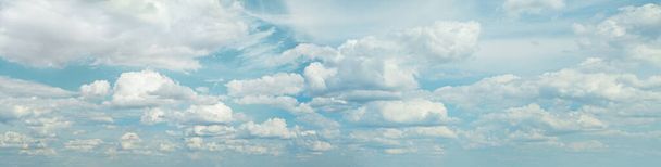 Fluffy clouds in blue sky, panoramic skyline background - Foto, afbeelding
