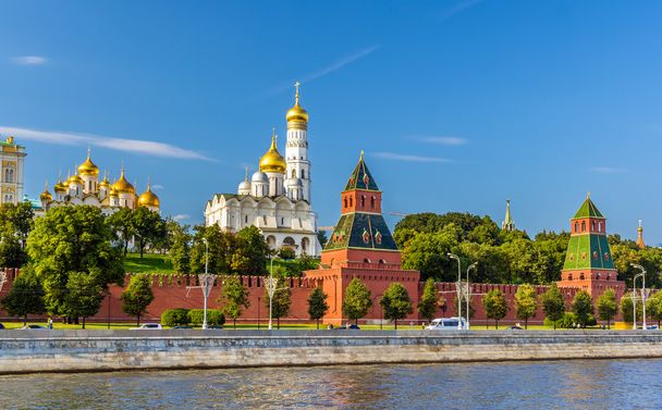 Näkymä Moskovan Kremliin joen yli
 - Valokuva, kuva