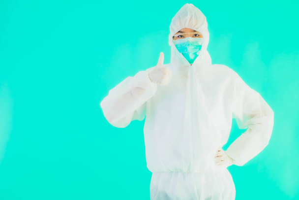 Ritratto bella giovane donna medico asiatico indossare ppe o dispositivi di protezione individuale per proteggere da coronavirus o covid19 con scheda vuota bordo bianco su sfondo blu isolato
 - Foto, immagini