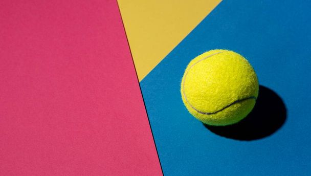 bovenaanzicht tennisbal met kopieerruimte. Hoge resolutie foto - Foto, afbeelding