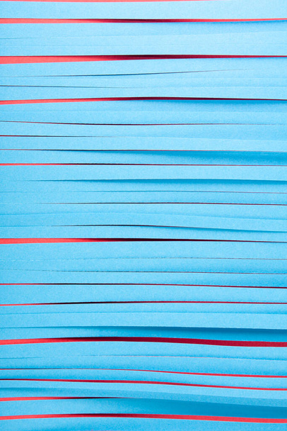 Mavi kağıt arka plan şeritleri. Kırmızıda mavi kağıt şeritler. - Fotoğraf, Görsel