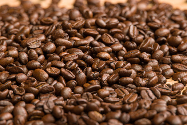 Крупним планом кавові зерна на дерев'яному столі
 - Фото, зображення