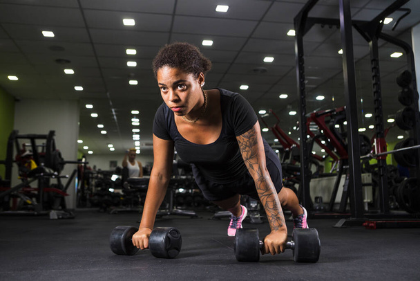 Młoda kobieta trenuje siłownię. Zdjęcie w wysokiej rozdzielczości - Zdjęcie, obraz