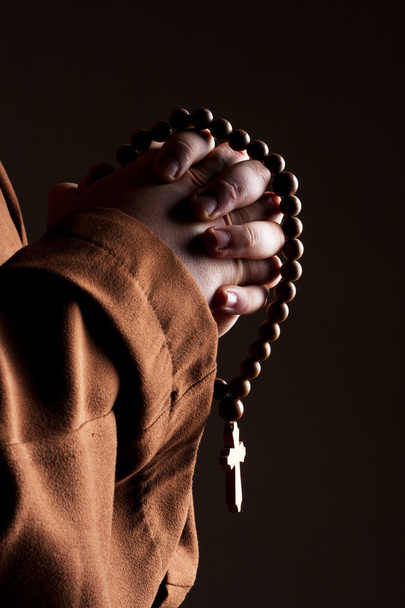 Monaco con due mani strette nella preghiera
 - Foto, immagini