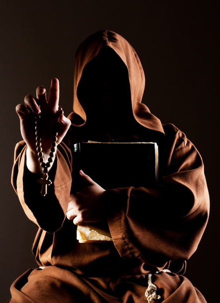 μυστήριο κήρυγμα μοναχός με την Αγία Γραφή - Φωτογραφία, εικόνα