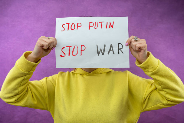 Nainen aktivisti pidä juliste mikään sota lopettaa sodan pysäytä Putin. Venäjä kansainvälinen terroristi - Valokuva, kuva
