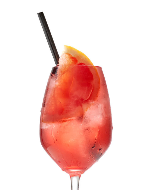 glass of red grapefruit spritz cocktail isolated on white background close up - Foto, Imagen