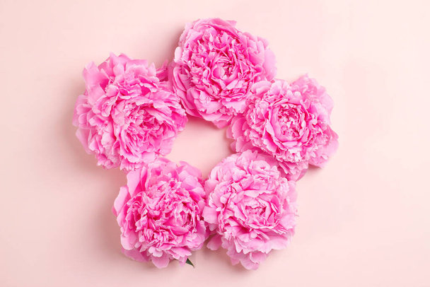 Round frame of pink peonies on a pastel pink background. Greeting card mockup. - Foto, immagini