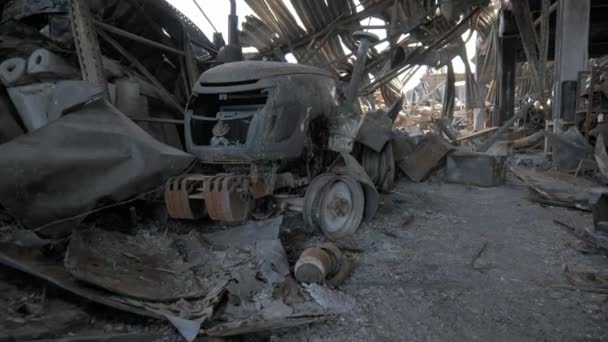 Spálené zboží a vybavení uvnitř skladiště. Zničený logistický uzel v důsledku raketového útoku ruských vojáků poblíž Kyjeva. Válka mezi Ruskem a Ukrajinou. - Záběry, video