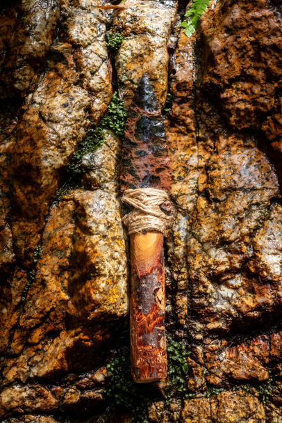 Рука вплетений магоганський обсесидський і примітивний ніж
 - Фото, зображення