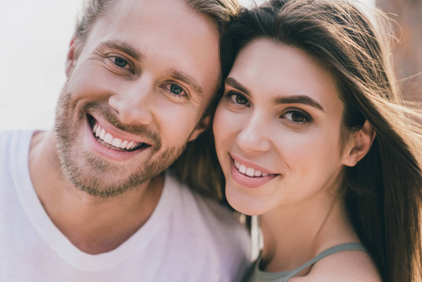 Foto de alegre pareja joven positiva vestidos trajes casuales viraje foto selfie sonriendo al aire libre campo. - Foto, Imagen