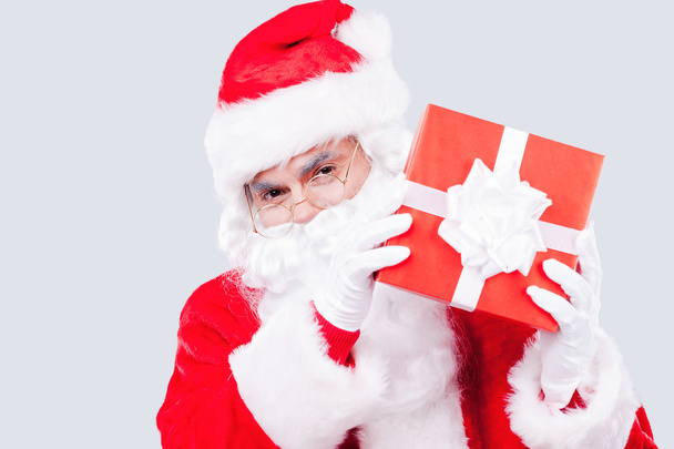 Santa Claus holding gift box - Valokuva, kuva