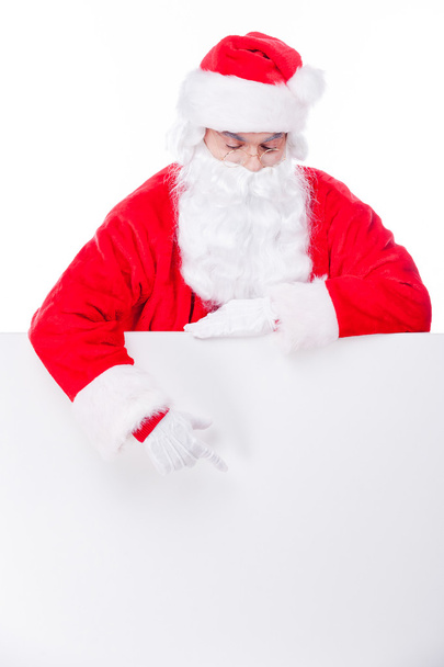 Weihnachtsmann zeigt Kopierraum an - Foto, Bild
