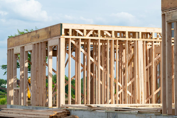 moldar o início da construção de uma casa de madeira compensada material de feixe real - Foto, Imagem
