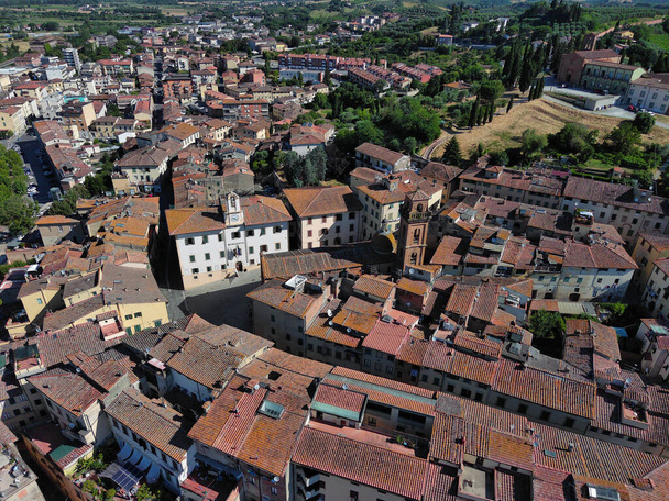 widok z lotu ptaka na zabytkowe centrum toskańskiego miasta castelfiorentino - Zdjęcie, obraz