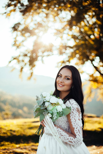 Portret van een mooie glimlachende bruid - Foto, afbeelding