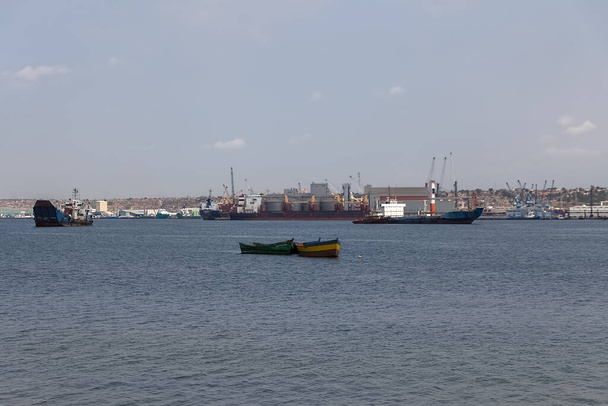 Luanda Angola - 13.10.2021: Blick auf Fischerboote, Öltanker und Hafen von Luanda, Hafenlogistikzentrum mit Containern im Hintergrund, Luanda, Angola - Foto, Bild