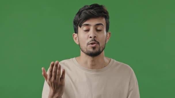 Homme en colère portrait insatisfait en vert studio arabe homme indien jeune homme irrité se sentent mécontentement bouleversé faire geste perdu agressif expliquer questions importantes a querelle conflit attitude négative - Séquence, vidéo