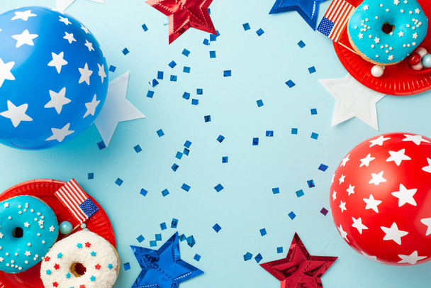 Conceito do Dia da Independência dos EUA. Top foto vista de balões estrelas placas com vidros donuts bandeiras nacionais e confetes em fundo azul pastel isolado - Foto, Imagem