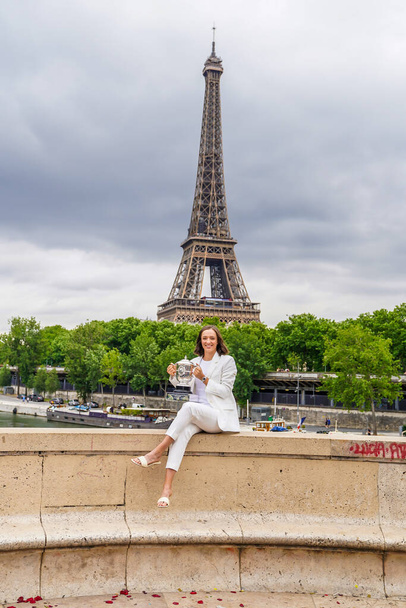 PARIS, FRANCE - JUNE 5, 2022: 2022 Roland Garros Champion Iga Swiatek of Poland posing with trophy at the Pont de Bir-Hakeim in Paris, France - Fotoğraf, Görsel