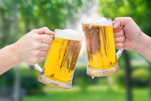 Καλοκαιρινές διακοπές με μπύρα. Ποτήρια γεμάτα μπυροκροκέτες με φόντο το πάρκο. - Φωτογραφία, εικόνα