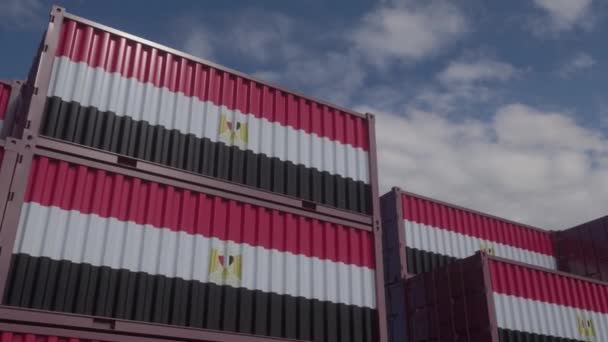 Os contêineres da bandeira do Egito estão localizados no terminal do contêiner. Conceito para o Egito negócios de importação e exportação. - Filmagem, Vídeo