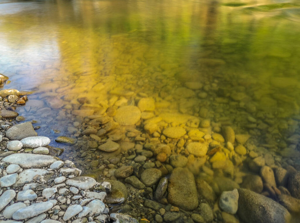 Landschap van een berg rivier bij zonsondergang - Foto, afbeelding