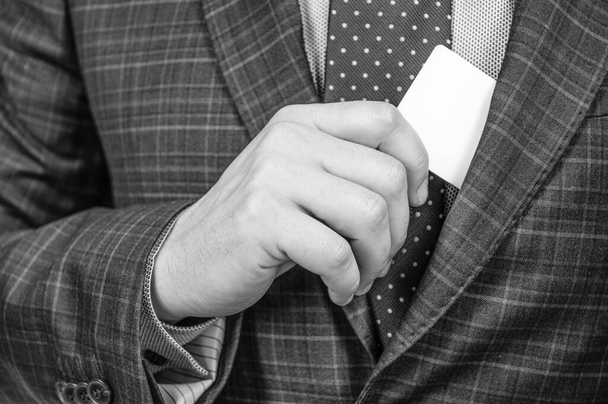 Мужская рука вытащить удостоверение личности из формальной куртки костюм обрезанный вид, идентификация, копия пространства. - Фото, изображение