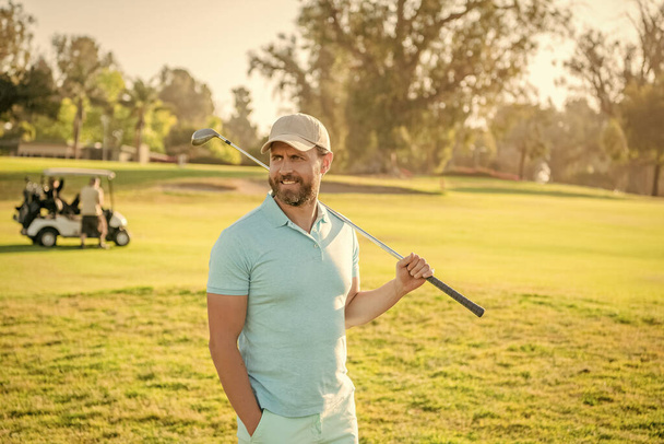 retrato de golfista alegre en gorra con club de golf, deportista. - Foto, Imagen