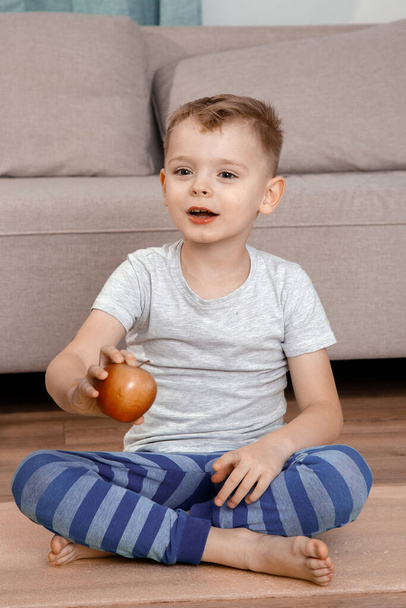 Çocuk sağlıklı yiyecekler yiyor. Elma yiyen komik çocuk. Kırmızı elmalı yakışıklı çocuk.. - Fotoğraf, Görsel