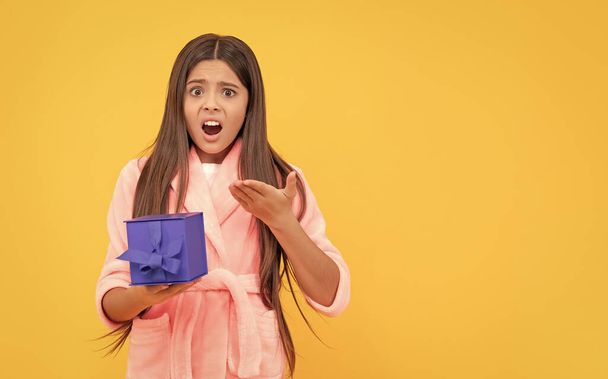 confusa chica adolescente en casa terry albornoz con regalo o caja de regalo, confusión. - Foto, Imagen