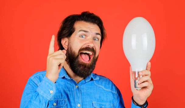 いい考えだ。電球の幸せな男。ランプの指を指してひげを生やした男性。電球を持つ男 - 写真・画像