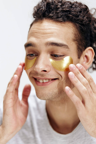 Portret mężczyzny złote plamy na twarzy kosmetologia pielęgnacja skóry. Wysokiej jakości zdjęcie - Zdjęcie, obraz