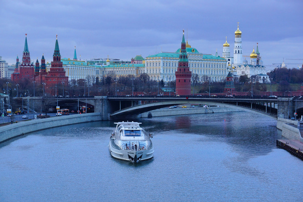 Blick auf den Kreml in der Dämmerung.. - Foto, Bild