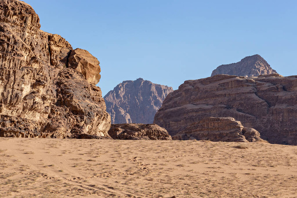 Formations de pierres dans le désert de Wadi Rum. Journée ensoleillée à Wadi Rum, Jordanie - Photo, image