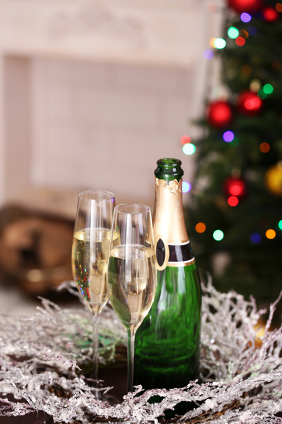 Decoraciones navideñas y champán
 - Foto, imagen