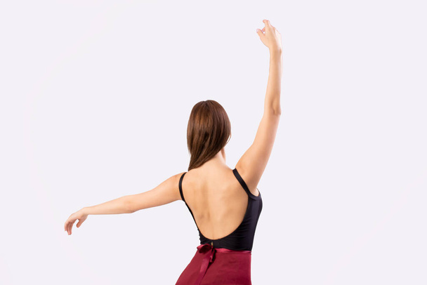 Ballerina, die mit Seidenstoff tanzt, moderne Balletttänzerin in flatterndem Wellenstoff, spitze Schuhe, grauer Hintergrund - Foto, Bild