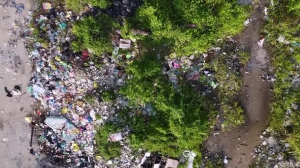 Widok z lotu ptaka nielegalne wysypisko śmieci na otwartym terenie - Materiał filmowy, wideo