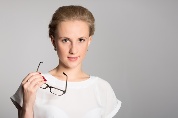 Girl holding glasses in hand - Foto, imagen