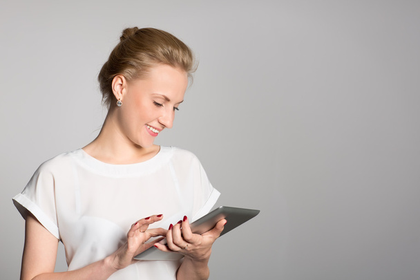Smiling business woman with a tablet PC - Foto, Imagen