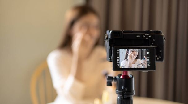 młody piękno Azji blogger show makijaż przed nagrywania kamery. Koncepcja nowej kariery zawodowej i wpływu na media społecznościowe - Zdjęcie, obraz