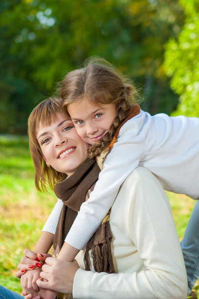 Szczęśliwą matką z małą córeczkę w parku jesień - Zdjęcie, obraz