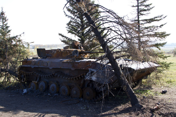 Véhicule de combat d'infanterie armée ukrainienne brûlé et coincé parmi t
 - Photo, image