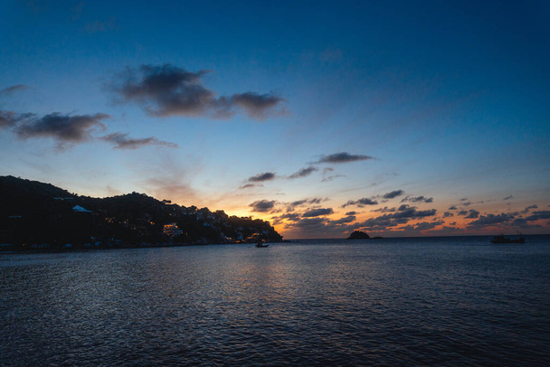 auringonlasku merellä saarella, vene ja auringonlasku - Valokuva, kuva
