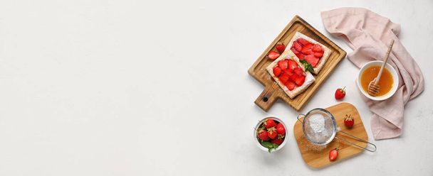 Composition avec des pâtisseries feuilletées aux fraises sucrées sur fond clair avec espace pour le texte - Photo, image