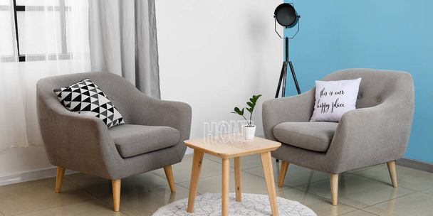 Belső tér világos nappali szürke fotelekkel és asztallal - Fotó, kép